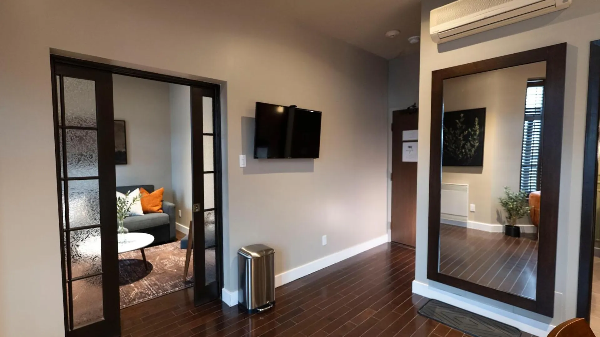 Aparthotel Self Check-In Boutique Hotel - Quartier Latin - Room 201 Montreal